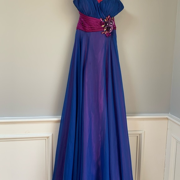 Kiss Kiss Formal Prom Dress ! - Picture 4 of 11